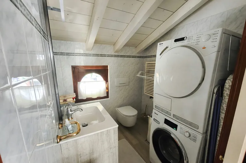 Elegante 4,5 vista lago ristrutturato con giardino privato a Capolago, Foto 16