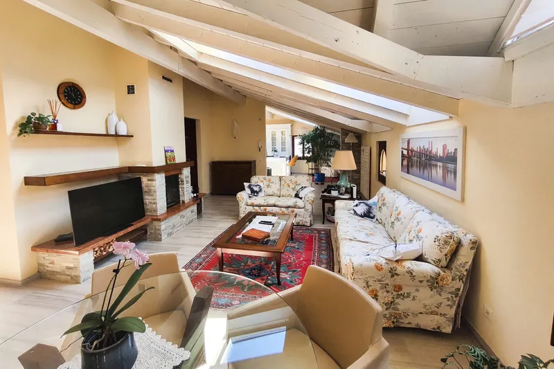 Elegante 4,5 vista lago ristrutturato con giardino privato a Capolago, Foto 3