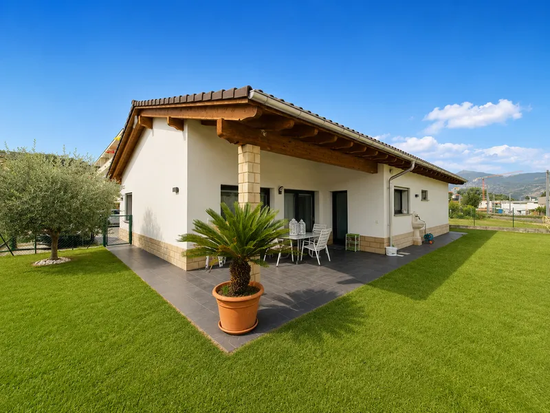 VILLA MODERNA DI 6.5 LOCALI CON AMPIO GIARDINO A STABIO, photo 1