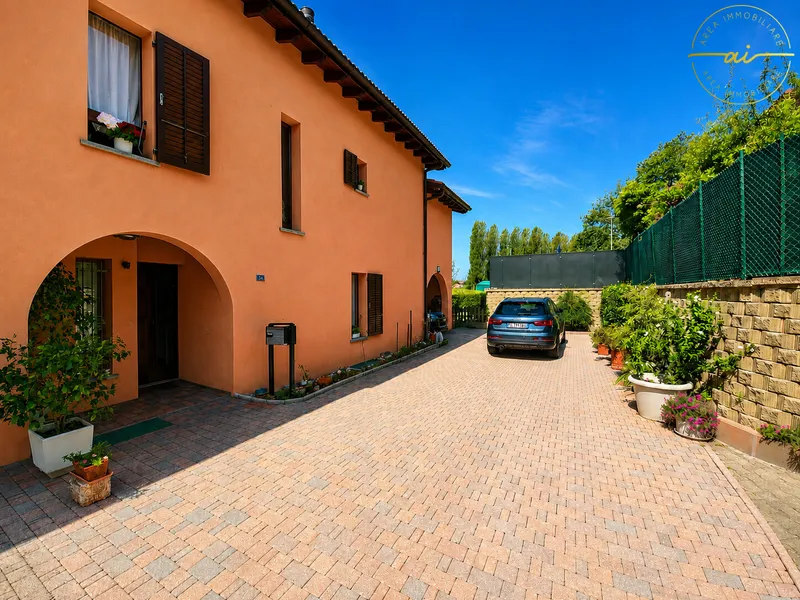 ACCOGLIENTE E CURATA CASA UNIFAMILIARE CON GIARDINO, photo 2