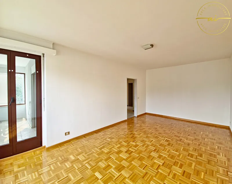 ACCOGLIENTE 3.5 LOCALI CON BALCONE E VERANDA A MORBIO INF., photo 4