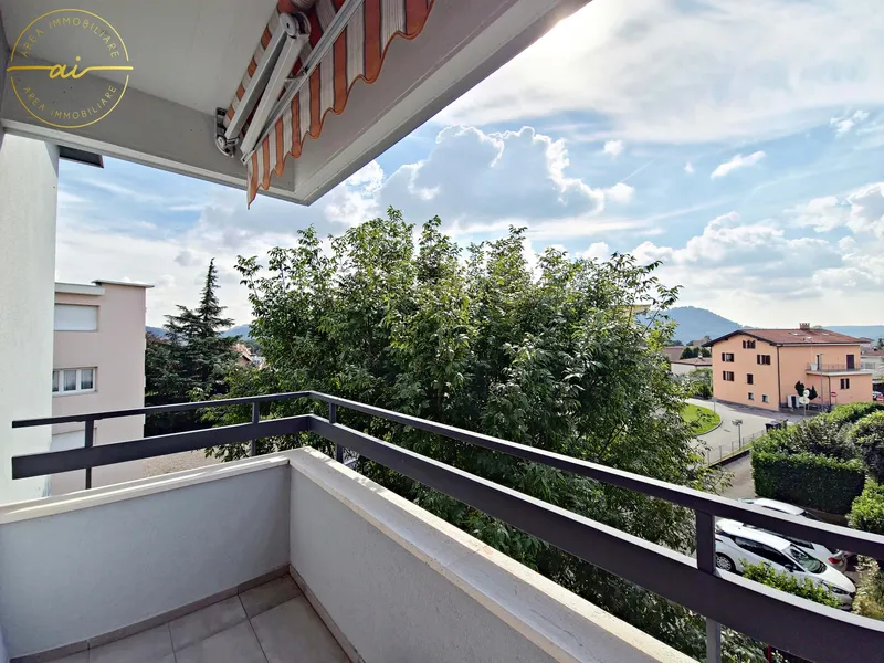 ACCOGLIENTE 3.5 LOCALI CON BALCONE E VERANDA A MORBIO INF., photo 1