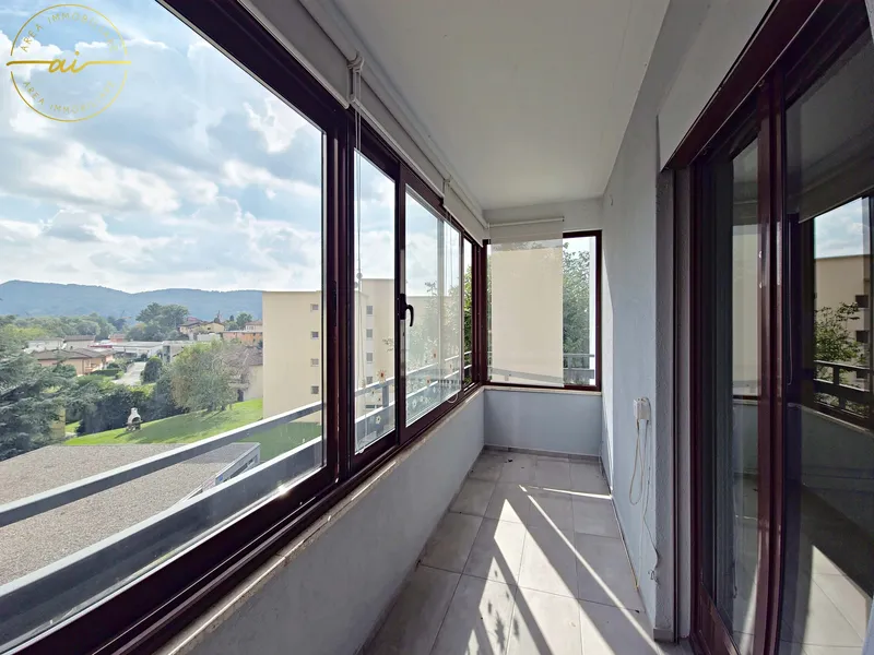 ACCOGLIENTE 3.5 LOCALI CON BALCONE E VERANDA A MORBIO INF., photo 5