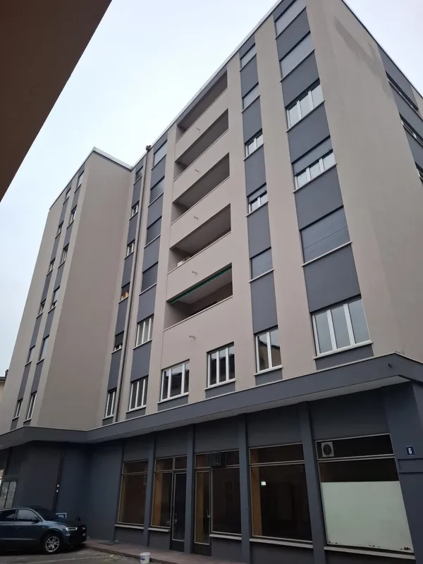 SPAZIO COMMERCIALE CON VETRINA IN CENTRO A CHIASSO, Foto 4