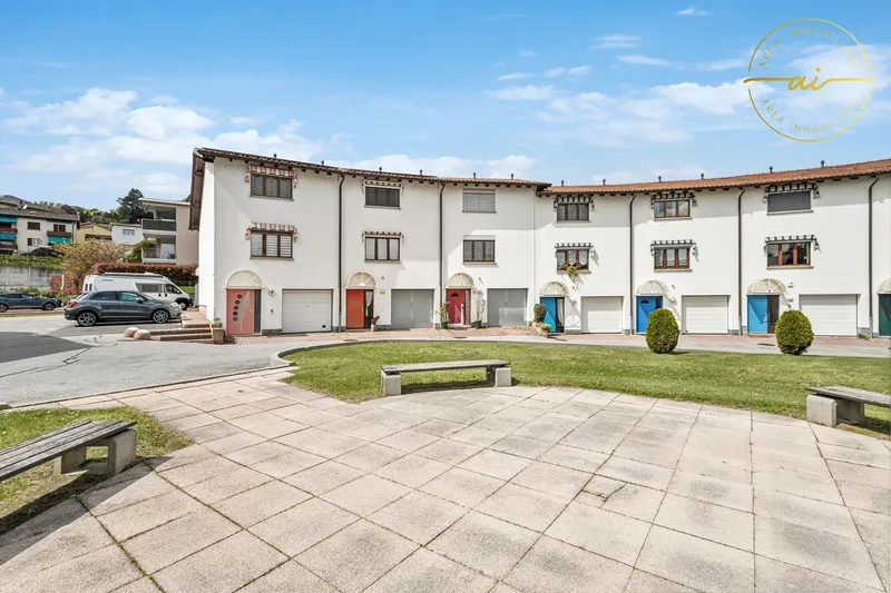 CASA A SCHIERA CON GIARDINO PRIVATO E PISCINA CONDOMINIALE, foto 2