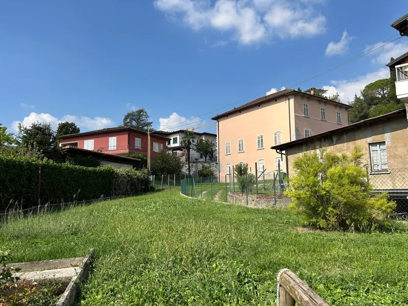 CASA DI 5 LOCALI CON GRANDE MAGAZZINO E GIARDINO A BALERNA, foto 2