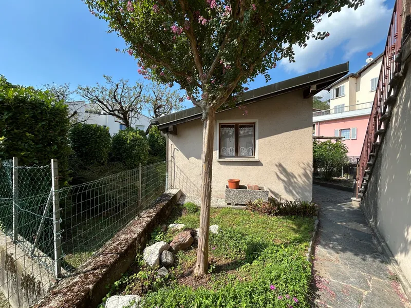 CASA DI 5 LOCALI CON GRANDE MAGAZZINO E GIARDINO A BALERNA, foto 3
