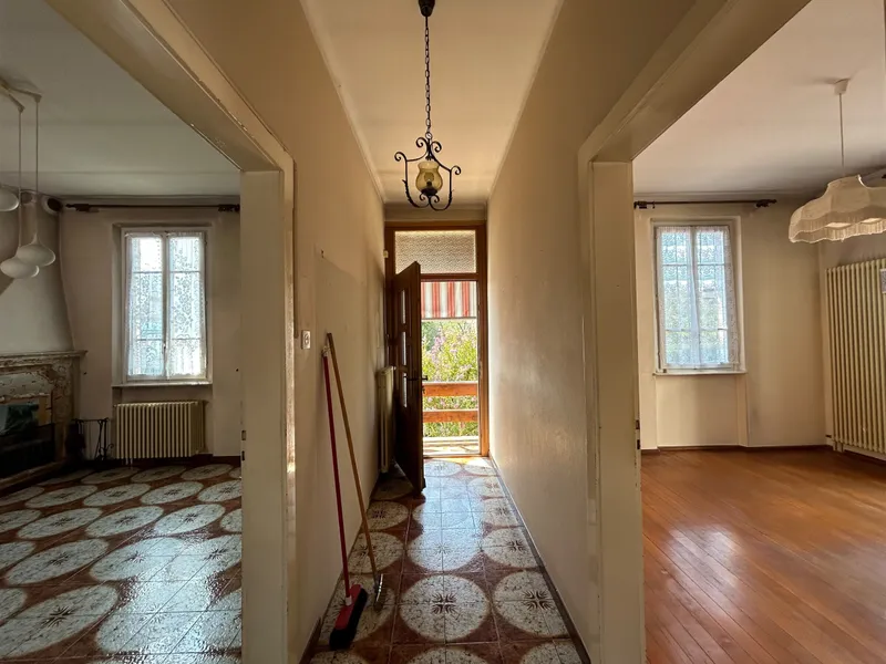 CASA DI 5 LOCALI CON GRANDE MAGAZZINO E GIARDINO A BALERNA, foto 4