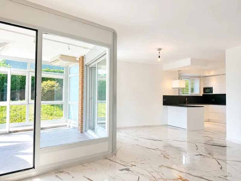 ELEGANTE 4.5 LOCALI CON VERANDA E SCORCIO SUL LAGO A LORETO, foto 1