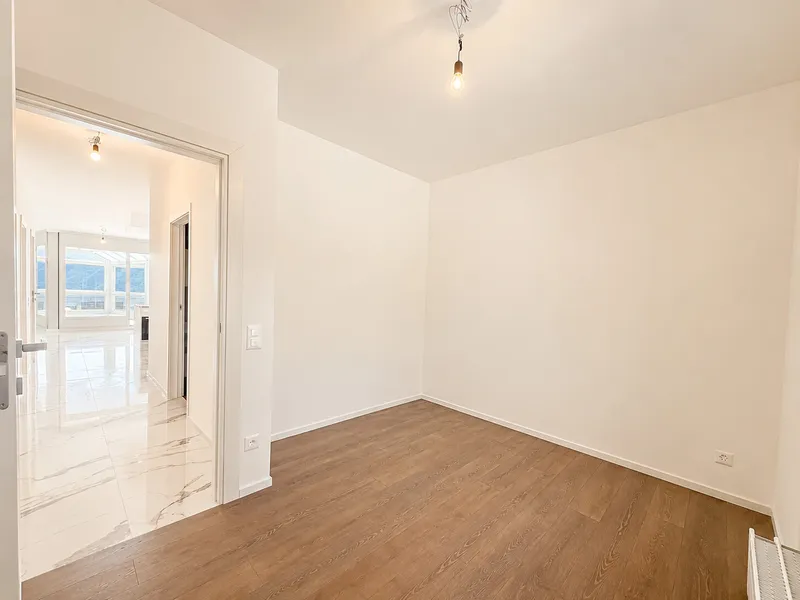 ELEGANTE 4.5 LOCALI CON VERANDA E SCORCIO SUL LAGO A LORETO, foto 6