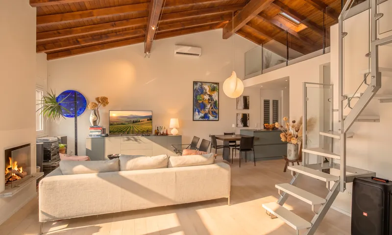 VILLA 5.5 LOCALI RINNOVATA CON VISTA LAGO APERTA A CAPOLAGO, photo 1