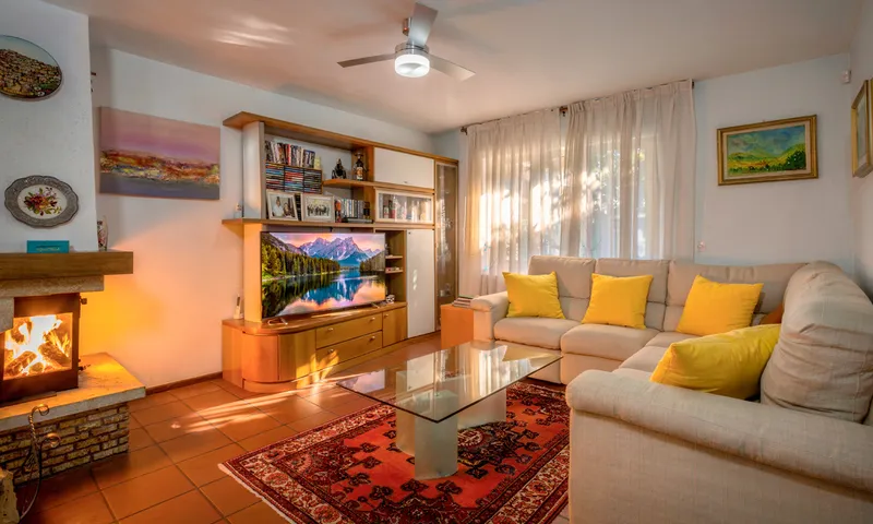 MAGNIFICA CASA DI 7.5 LOCALI CON AMPIO GIARDINO AD AGNO, foto 2