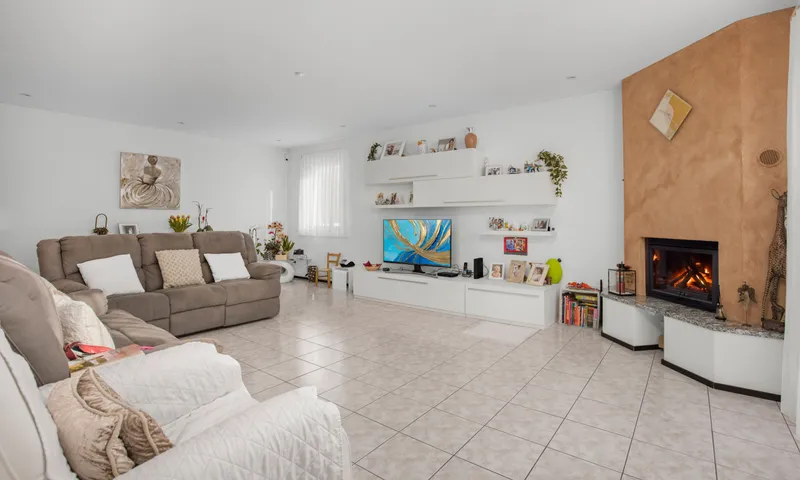 AMPIA VILLA UNIFAMILIARE 5.5 LOCALI CON PISCINA A MEZZOVICO, foto 3