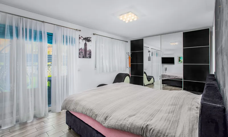 MODERNA E AMPIA VILLA BIFAMILIARE 6.5 CON PISCINA A BEDANO, photo 4