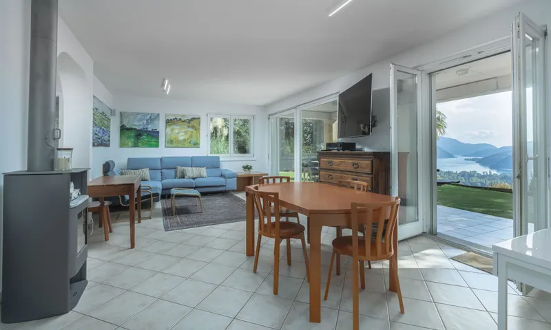 SPLENDIDA VILLA VISTA LAGO 7.5 LOCALI NEL VERDE A NEGGIO, foto 3