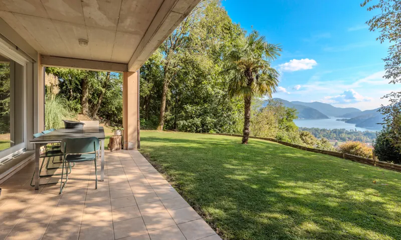 SPLENDIDA VILLA VISTA LAGO 7.5 LOCALI NEL VERDE A NEGGIO, foto 5