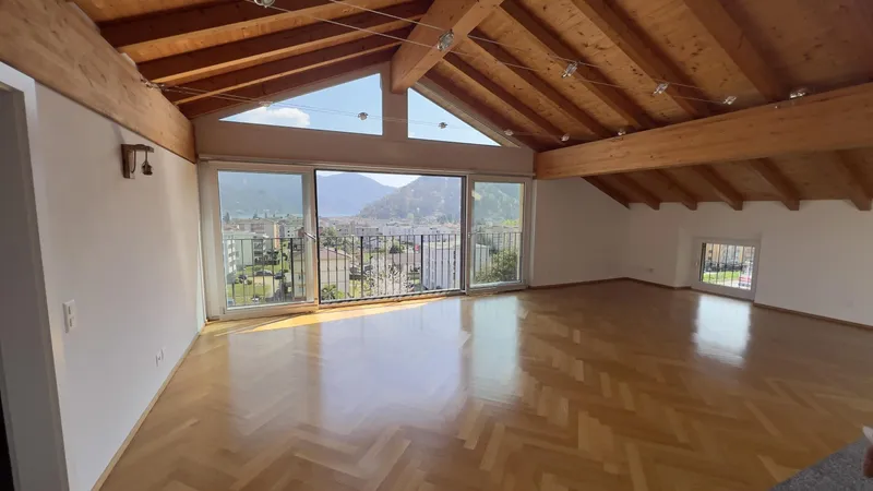 AFFITTASI AMPIO ATTICO MANSARDATO 4.5 LOCALI A CASLANO, foto 3