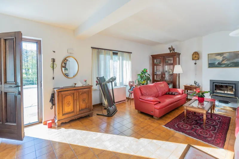 SPLENDIDA CASA DI 3.5 LOCALI CON TERRAZZE A PONTE TRESA, Foto 3