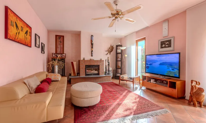 BELLISSIMA CASA 6.5 CON GROTTO E GIARDINO A RIVA SAN VITALE, foto 3