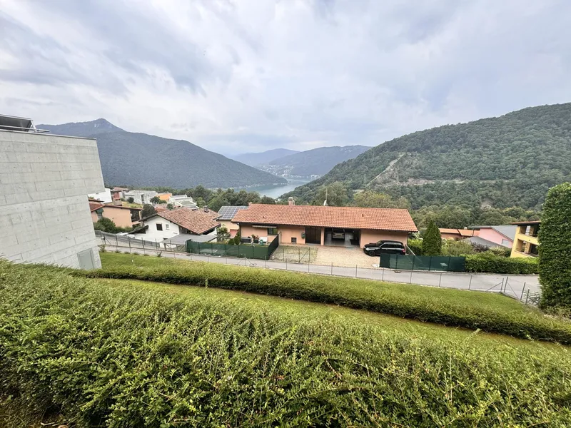 GRANDE TERRENO EDIFICABILE DI 530 MQ CON VISTA LAGO A ROVIO, Foto 2