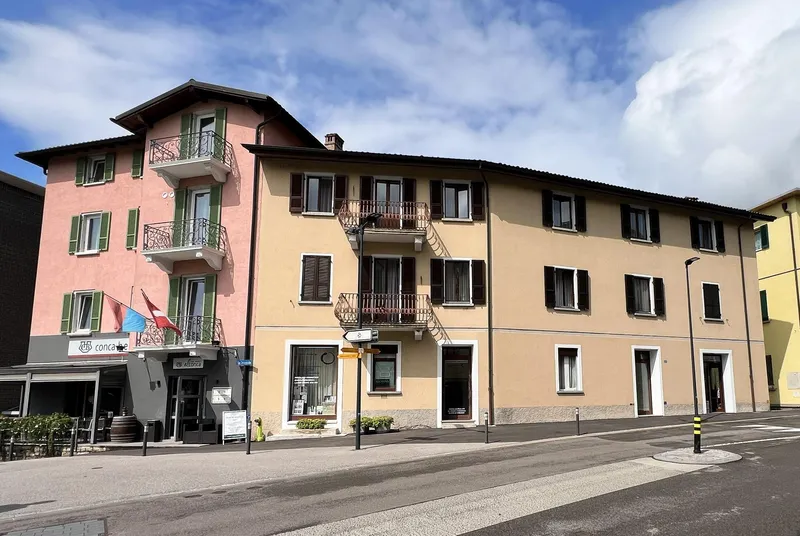 PALAZZINA CON UNITÀ RESIDENZIALI E COMMERCIALI A VACALLO, foto 1