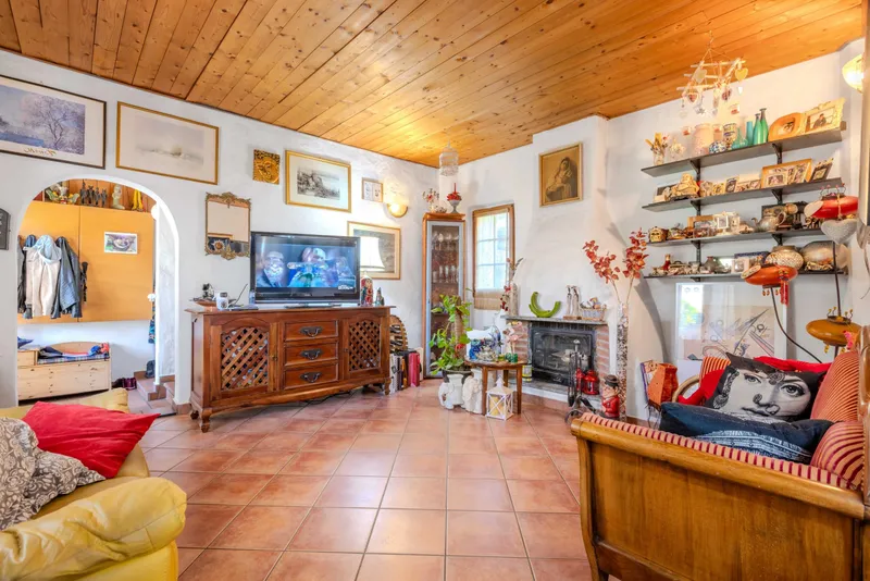 AMPIA E LUMINOSA CASA DI 13 LOCALI NEL VERDE A NOVAZZANO, foto 4