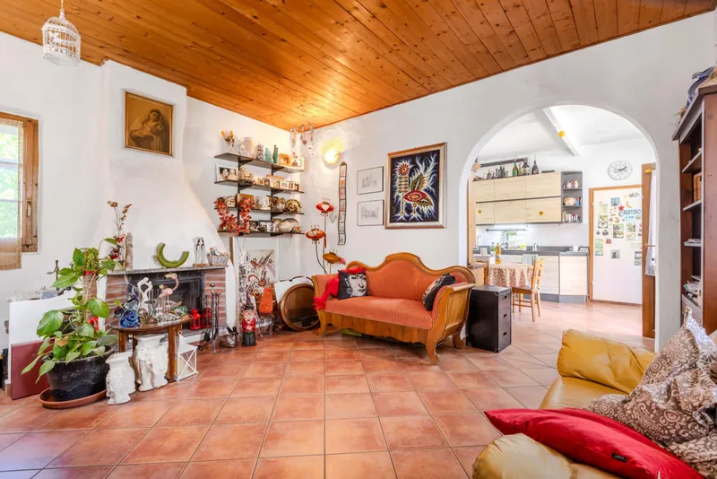 AMPIA E LUMINOSA CASA DI 13 LOCALI NEL VERDE A NOVAZZANO, foto 2