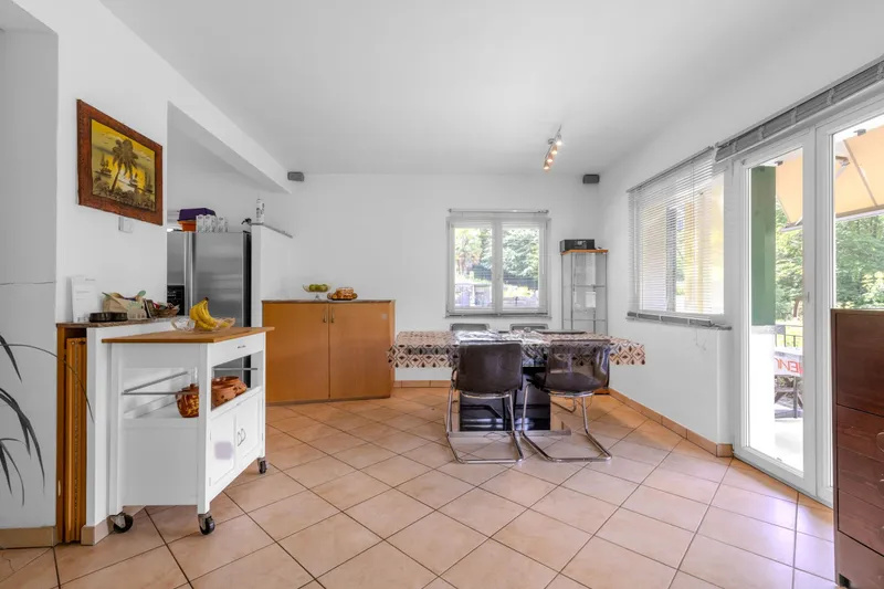 SPAZIOSA VILLA BIFAMILIARE 6.5 CON GIARDINO A CARABBIA, Foto 10