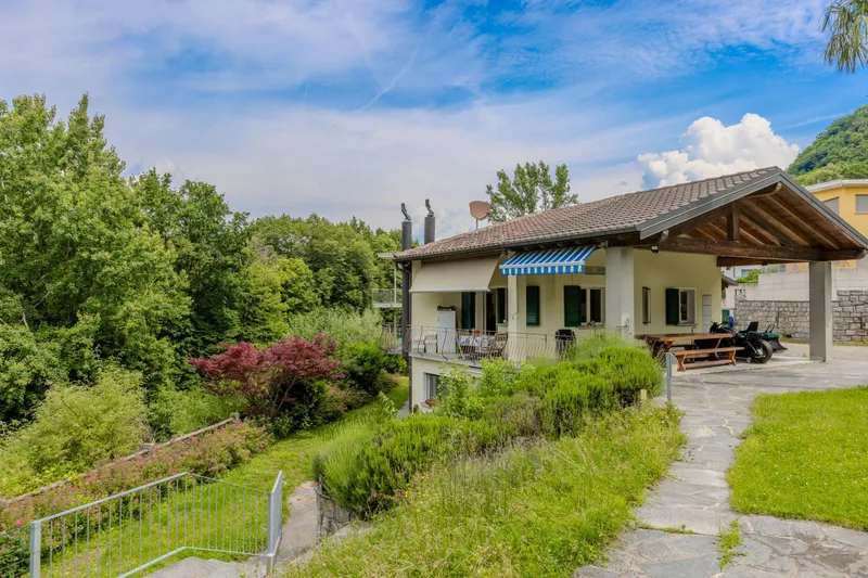 SPAZIOSA VILLA BIFAMILIARE 6.5 CON GIARDINO A CARABBIA, Foto 1