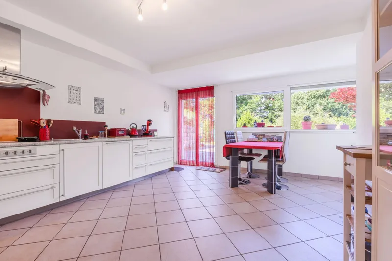SPAZIOSA VILLA BIFAMILIARE 6.5 CON GIARDINO A CARABBIA, Foto 3
