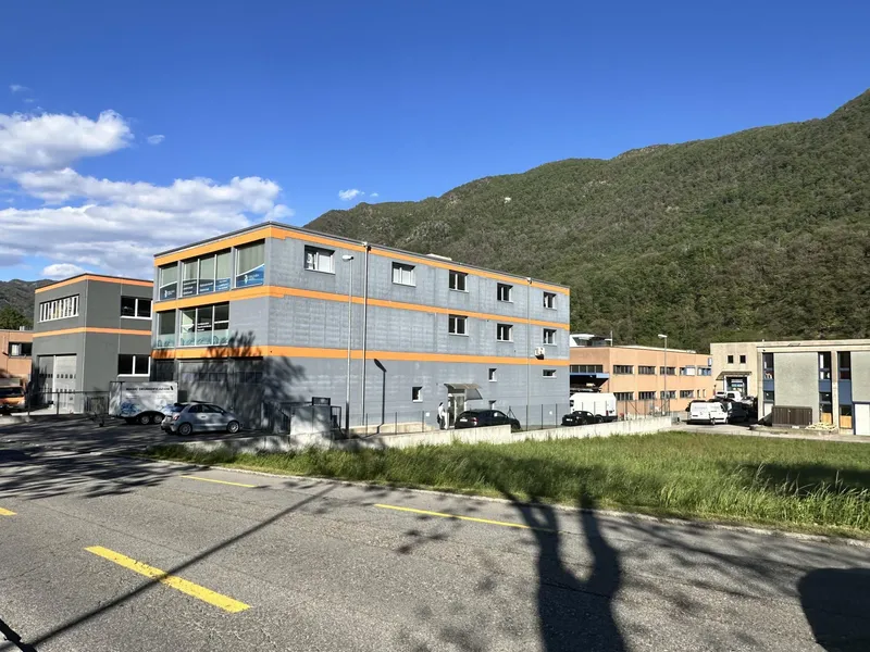 2 NUOVI STABILI AMMINISTRATIVI E ARTIGIANALI A MEZZOVICO, Foto 3