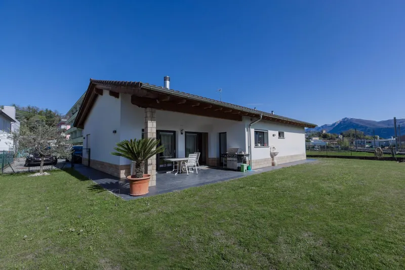 SPLENDIDA VILLA 6.5 LOCALI SU UN PIANO CON GIARDINO A STABIO, foto 1