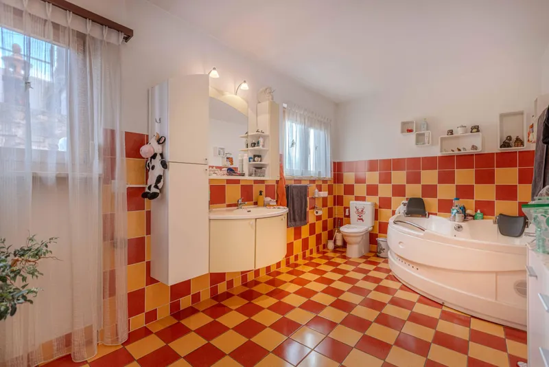 SPAZIOSA VILLA DI 6.5 LOCALI NEL VERDE A BRENO, photo 4