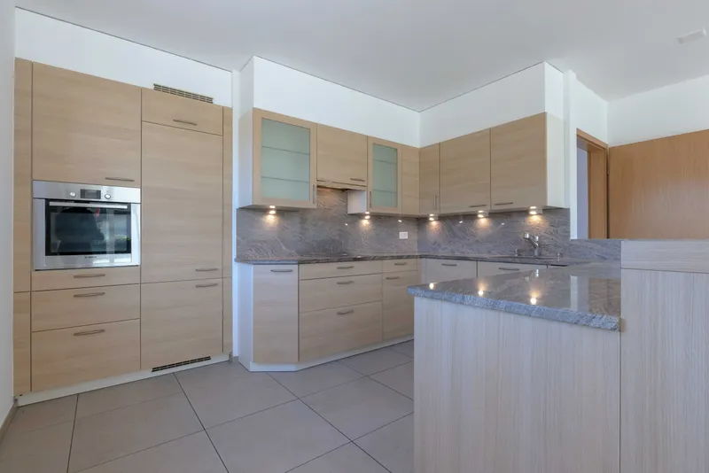 AMPIA VILLA 5.5 CON GIARDINO E VISTA LAGO IN COLLINA D'ORO, Foto 6