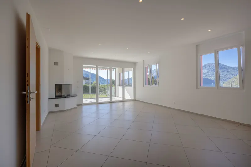 AMPIA VILLA 5.5 CON GIARDINO E VISTA LAGO IN COLLINA D'ORO, Foto 4