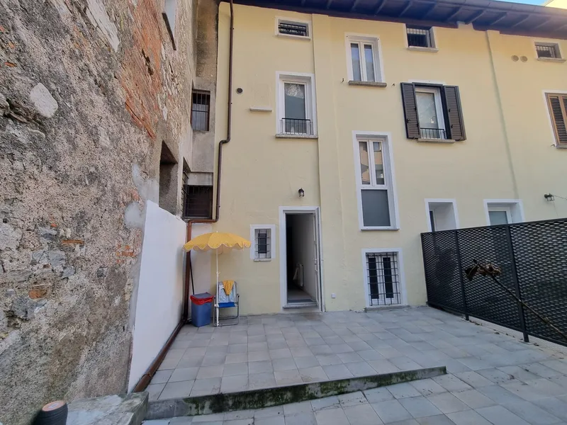 APPARTAMENTO 2.5 LOCALI RINNOVATO CON CORTILE A CAPOLAGO, photo 9