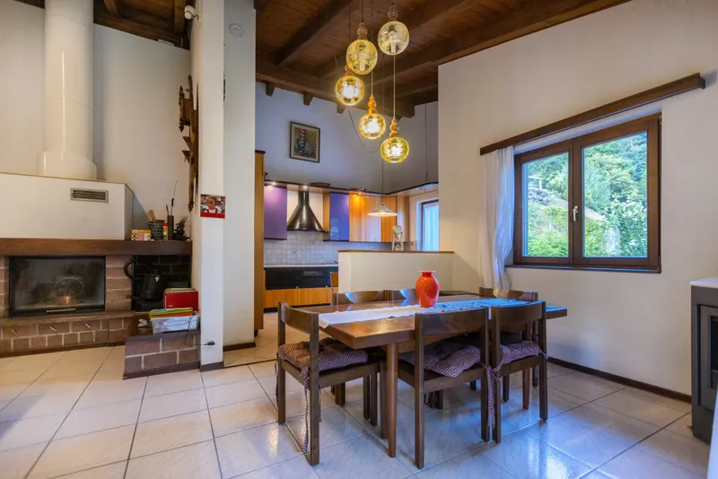 GRANDE VILLA 7.5 LOCALI IN ZONA RISERVATA E VERDE A TRESA, photo 3