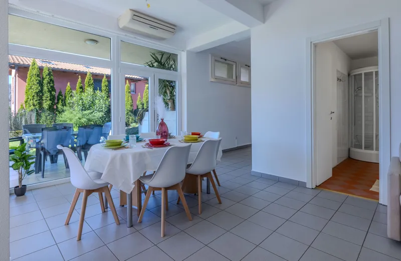 AMPIO 2.5 LOCALI CON POSTO AUTO E GIARDINO A LUGANO-DINO, foto 3