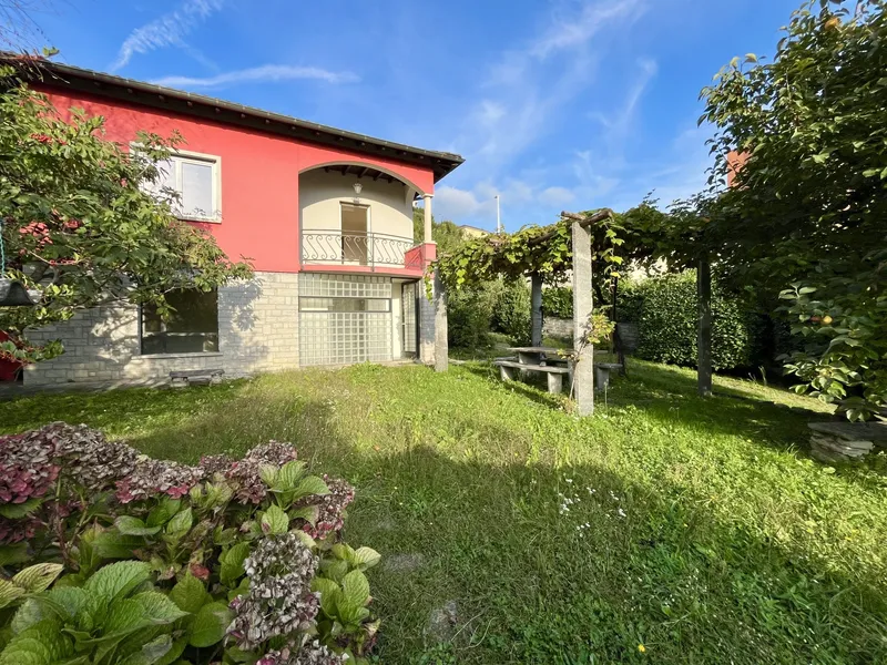 LUMINOSA VILLA 6.5 CON GIARDINO PIANEGGIANTE A BALERNA, foto 2