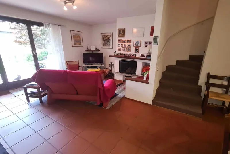 CASA UNIFAMILIARE ATTIGUA 4.5 LOCALI CON GIARDINO AD AGNO, foto 3