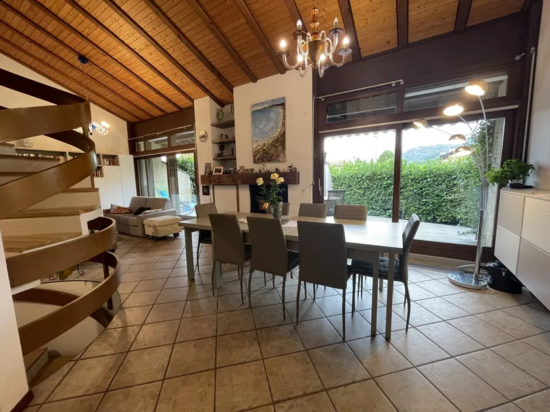 BELLISSIMA VILLA A SCHIERA 5.5 IMMERSA NEL VERDE A ORIGLIO, foto 2