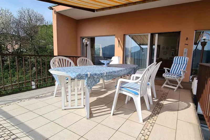 VILLA CON PISCINA INTERNA E BELLISSIMA VISTA APERTA AD AGNO, Foto 7