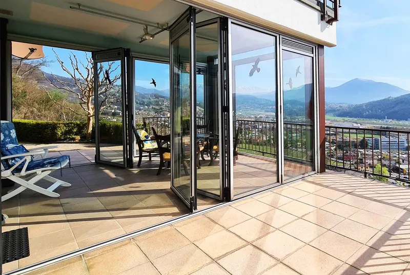 VILLA CON PISCINA INTERNA E BELLISSIMA VISTA APERTA AD AGNO, Foto 2