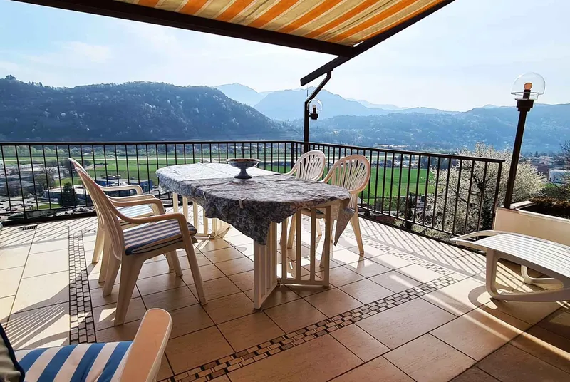 VILLA CON PISCINA INTERNA E BELLISSIMA VISTA APERTA AD AGNO, Foto 5