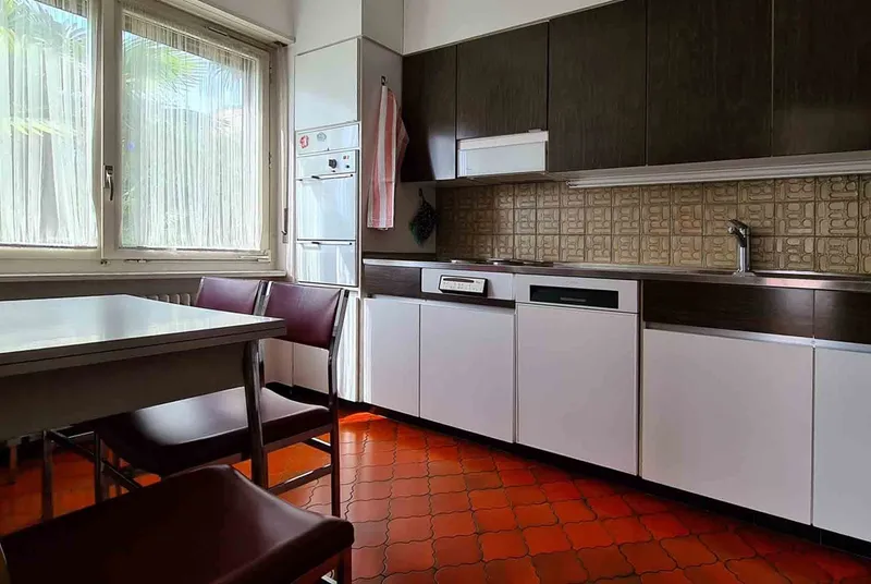 VILLA CON PISCINA INTERNA E BELLISSIMA VISTA APERTA AD AGNO, Foto 10