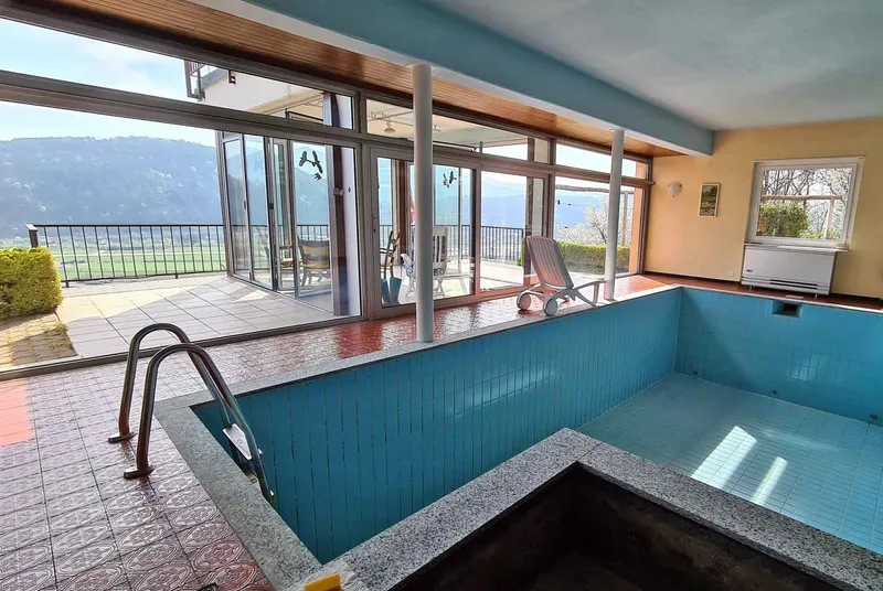 VILLA CON PISCINA INTERNA E BELLISSIMA VISTA APERTA AD AGNO, Foto 3