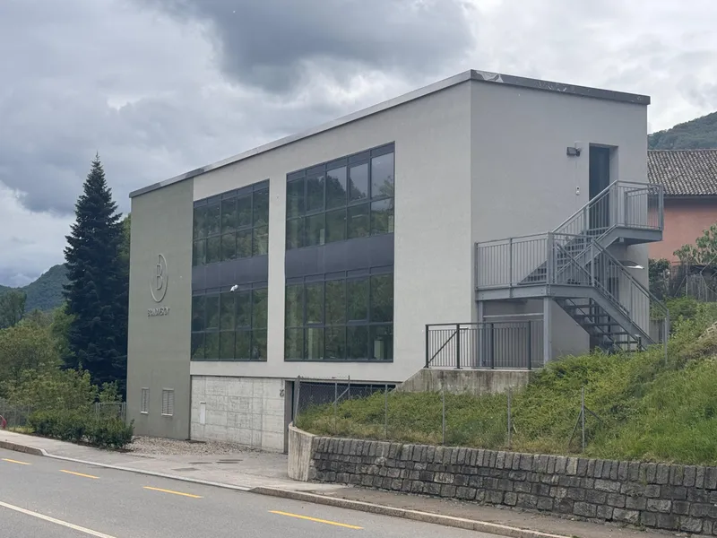 MODERNO ED AMPIO STABILE COMMERCIALE DI 670 MQ A TAVERNE, photo 2