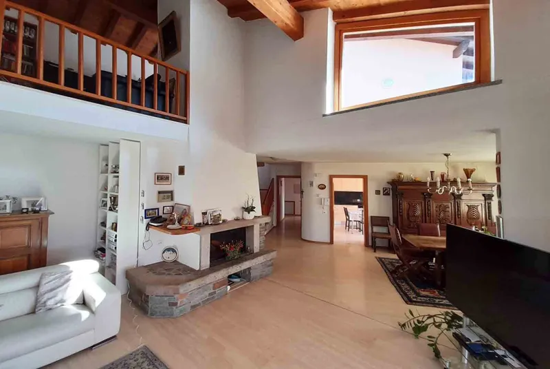 SPLENDIDA VILLA DI 6.5 LOCALI CON AMPIO GIARDINO A CURIO, photo 3