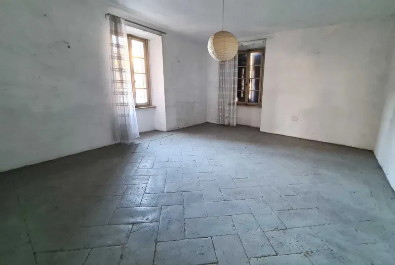 AMPIA CASA DA RISTRUTTURARE CON 1500 MQ DI TERRENO A ROVIO, photo 7