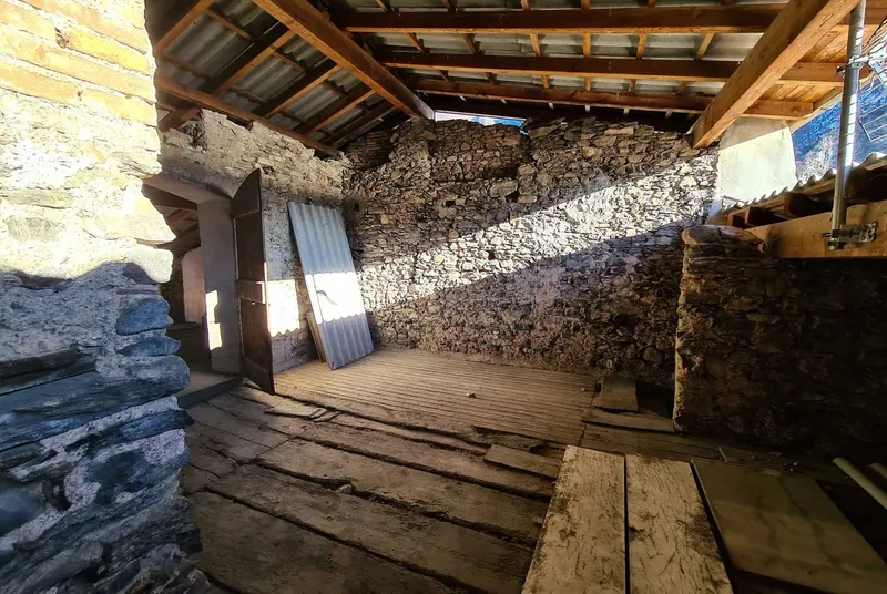 AMPIA CASA DA RISTRUTTURARE CON 1500 MQ DI TERRENO A ROVIO, photo 3